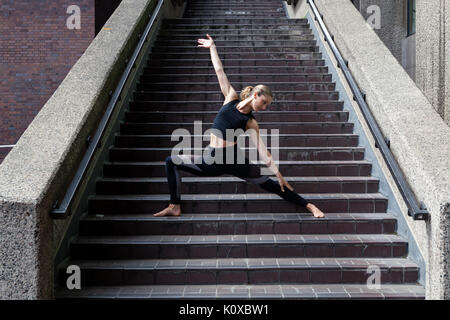 Yoga in der Londoner City - finden innere Ruhe inmitten der Geschäftigkeit der Stadt Stockfoto