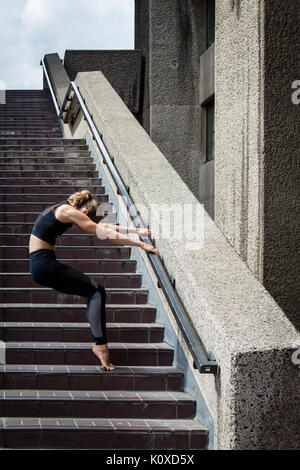 Yoga in der Londoner City - finden innere Ruhe inmitten der Geschäftigkeit der Stadt Stockfoto