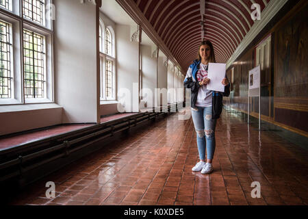 Embargoland bis 1045 Donnerstag, 24. August Grenfell survivor Ines Alves feiert nach dem Sammeln ihrer GCSE Ergebnisse, an der Herz-jesu-Schule in West London. Stockfoto