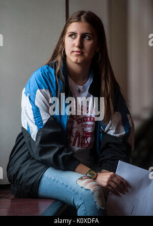 Embargoland bis 1045 Donnerstag, 24. August Grenfell survivor Ines Alves feiert nach dem Sammeln ihrer GCSE Ergebnisse, an der Herz-jesu-Schule in West London. Stockfoto