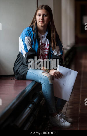 Embargoland bis 1045 Donnerstag, 24. August Grenfell survivor Ines Alves feiert nach dem Sammeln ihrer GCSE Ergebnisse, an der Herz-jesu-Schule in West London. Stockfoto