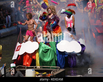 Amsterdam Gay Pride 2013 Boot Nr. 34 pic 1. Stockfoto