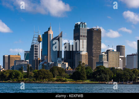 Königliche Botanische Gärten in den Vordergrund mit Sydneys CDB nach hinten. Sydney, New South Wales, Australien. Stockfoto