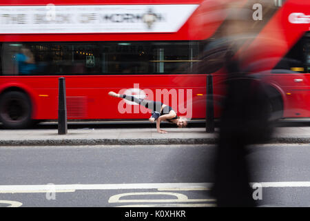 Yoga in der Londoner City - finden innere Ruhe inmitten der Geschäftigkeit der Stadt Stockfoto