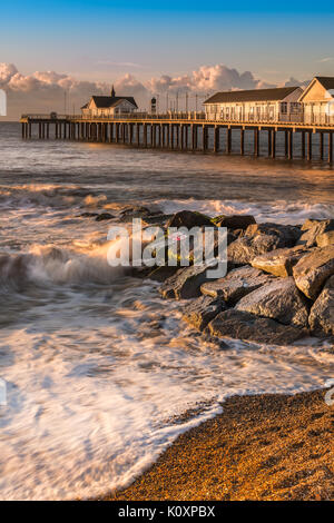 Die Sonne leuchtet die Pier in der beliebten Suffolk Seebad Southwold an einem stürmischen morgen Anfang August. Stockfoto