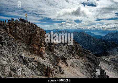 Touristen, die in die Warteschlange des Gipfels der Zuspitze Berg auf dem Deutschland Österreich Grenze zu erhalten. Auf 2962 m ist er der höchste Berg Deutschlands. Stockfoto