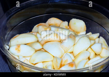 Geschälte und gehackte Äpfel in einer Glasschale. Stockfoto