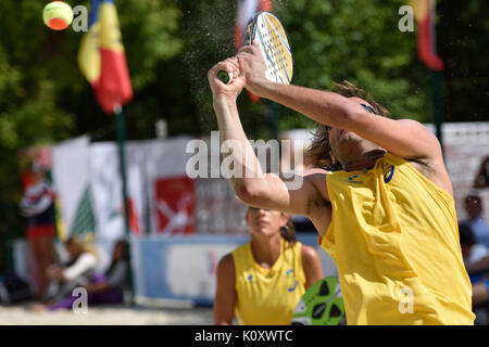 Moskau, Russland - Juli 16, 2015: Vinicius Font (vorne) und Samantha Barijan aus Brasilien in der gleichen der Beach Tennis World Team Championship wieder Stockfoto