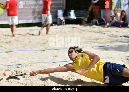 Moskau, Russland - Juli 16, 2015: Vinicius Font aus Brasilien in der gleichen der Beach Tennis World Team Championship gegen Ungarn. Brasilien gewann das Match Stockfoto