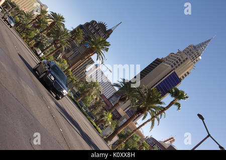 Ein schwarzes Auto entlang des Las Vegas Strip fahren, in der Nähe des New York New York casino Stockfoto