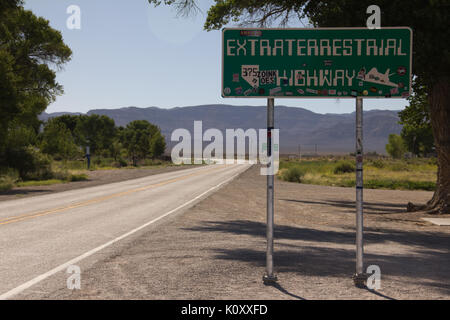 Blick auf das Schild am Anfang der Extraterrestrial Highway in der Nähe von Area 51, NV Stockfoto