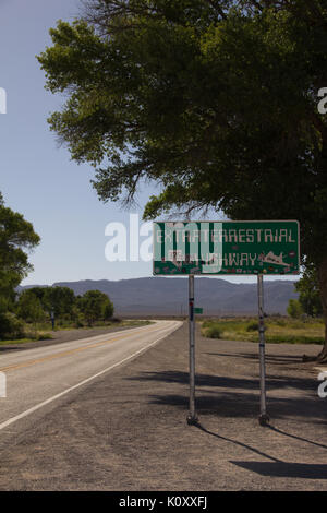 Blick auf das Schild am Anfang der Extraterrestrial Highway in der Nähe von Area 51, NV Stockfoto