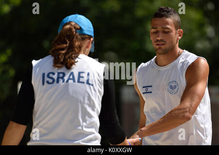 Moskau, Russland - Juli 16, 2015: Lior Brik (rechts) und Alina Menukhin Israel während des Spiels des ITF-Beach Tennis World Team Championship. 28 Nation Stockfoto