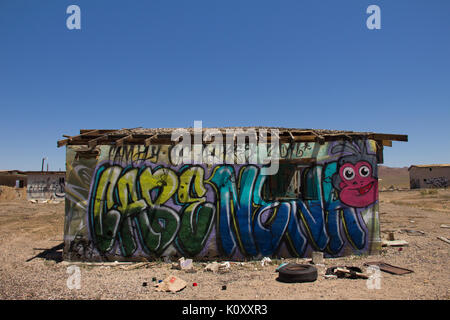 Ein verlassenes Gebäude mit bunten Graffiti bedeckt, in der Wüste von Nevada Stockfoto