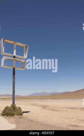 Eine zerstörte Motel Schild mitten in der Wüste von Nevada Stockfoto