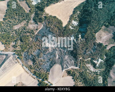 Brandstiftung:, Masse durch die waldbrandschäden verbrannt, verbranntes Feld in Reggio Emilia Hügel, Vedriano, Trinità Stockfoto