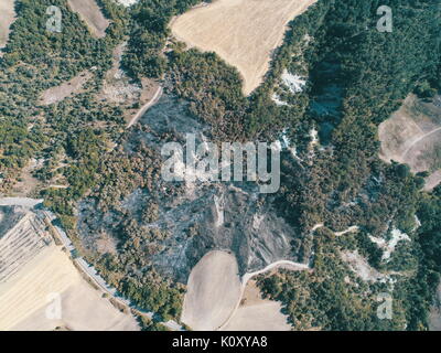 Brandstiftung:, Masse durch die waldbrandschäden verbrannt, verbranntes Feld in Reggio Emilia Hügel, Vedriano, Trinità Stockfoto