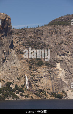 Ein Blick auf Wapama fällt in der Hetch Hetchy Valley während der kalifornischen Dürre Stockfoto