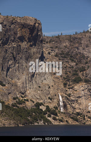 Ein Blick auf Wapama fällt in der Hetch Hetchy Valley während der kalifornischen Dürre Stockfoto