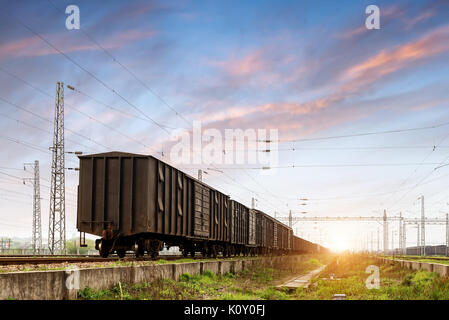 Bahn-LKW geparkt am Bahnhof warten entladen Stockfoto