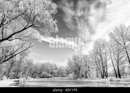 Schwarze und weiße Landschaft mit gefrorenem Wasser, Eis und Schnee auf dem Dnjepr in Kiew, Ukraine, im Winter Stockfoto