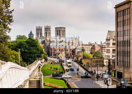 Alte römische Stadtmauern von York mit der York Minster im Hintergrund. Die Stadtmauern von York sind die vollständigste Beispiel der mittelalterlichen Mauern noch. Stockfoto