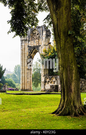 Die Ruinen der mittelalterlichen St Mary Abtei im Museum Gardens in York, England. Die Abtei ist ein ruiniertes Benediktinerabtei und Grad 1 Gebäude Stockfoto