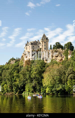 Kanufahrer auf der Dordogne Fluss unterhalb des Château de Montfort, Dordogne, Aquitaine, Frankreich, Europa Stockfoto