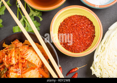 Kimchi - Koreanische superfood. Eingelegte Chinakohl in Schüssel auf schiefer Platte Stockfoto