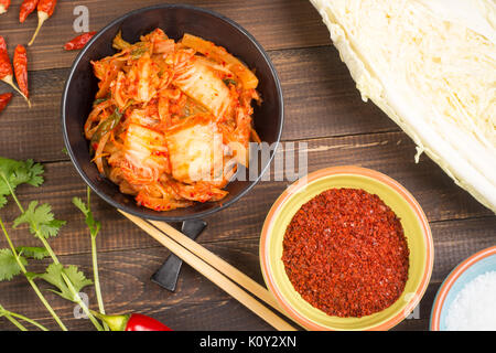 Kimchi - Koreanische superfood. Eingelegte Chinakohl in Schale auf Holztisch Stockfoto