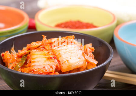 Kimchi - Koreanische superfood. Eingelegte Chinakohl in der Schüssel. Flache Tiefenschärfe Stockfoto