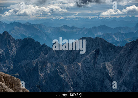 Der Blick vom Gipfel der Zugspitze auf dem Österreich Deutschland Grenze. Stockfoto