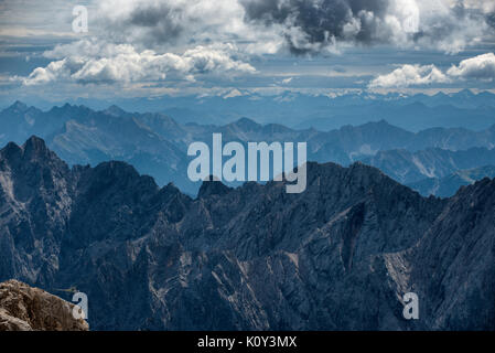 Der Blick vom Gipfel der Zugspitze auf dem Österreich Deutschland Grenze. Stockfoto
