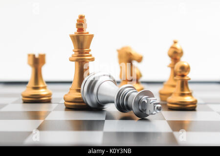 Schach Spiel gold Spieler getötet Silver King für business Wettbewerb Metapher Sieger und Verlierer Konzept flache Tiefenschärfe Stockfoto
