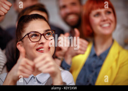 Geschäftsfrau team Daumen hoch, die Anzeichen von Erfolg business Teamarbeit Konzept Stockfoto