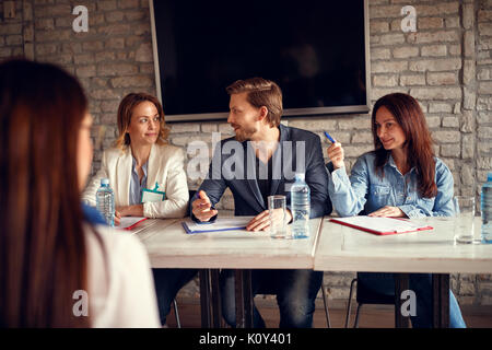 Diskussion Geschäftsleute für Job Interview mit Kandidaten zu treffen Stockfoto