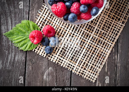 Himbeere, Heidelbeere Saft Sommer Früchte und Blätter frisch gepflückte Stockfoto