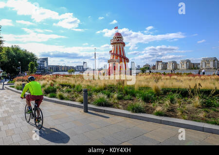 Greenwich, London, Großbritannien - 10 August 2017: Greenwich in der Nähe von Cutty Sark mit Helter Skelter. Radfahrer im Vordergrund. Stockfoto