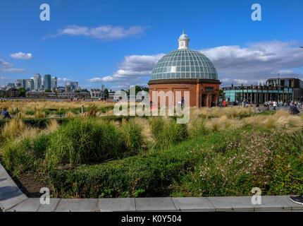 Greenwich, London, Großbritannien - 10 August 2017: Greenwich in der Nähe von Cutty Sark und zeigt Fuß tunnel Eingang. An einem hellen Sommertag. Stockfoto