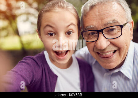 Behinderte Menschen und seine Enkelin, die lustige selfie Stockfoto