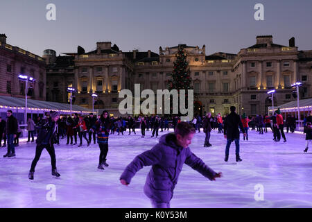 London, England, Großbritannien - 29 Dezember, 2016: Eislaufen im Somerset House in der Weihnachtswoche. Ein Abend Geschossen zeigt Menschen, die Spaß haben. Stockfoto