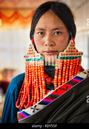 Eine tibetische Braut vor ihrer Hochzeit. Tibetischen Plateau Stockfoto