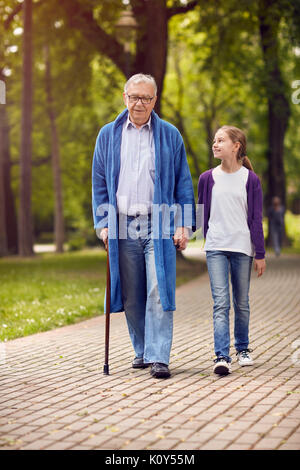 Junge Pfleger Enkelin Fuß in den Park deaktiviert senior Großvater Stockfoto