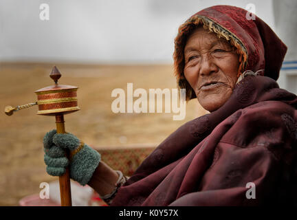 Alte tibetische Frau tief in ihre Gebete. Tibetischen Plateau Stockfoto