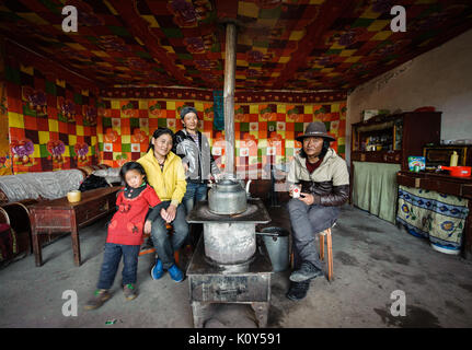 Familie am Herd. Tibetischen Plateau. Amdo Stockfoto