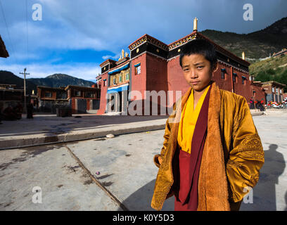 Ein junger tibetischer buddhistischer Mönch in seinem Kloster Stockfoto