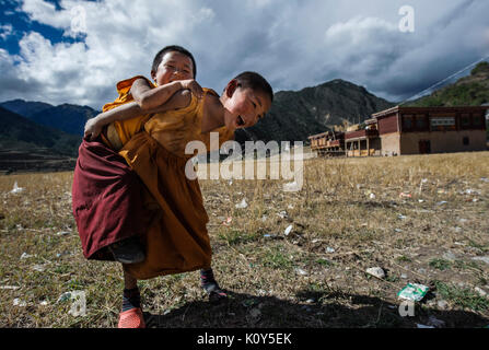 Junge Tibetische buddhistische Mönche spielen in ihrem Kloster Stockfoto