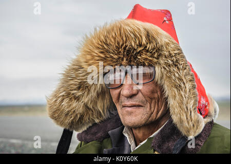 Eine mongolische Mann mit einem traditionellen Hut. Xinjiang Stockfoto