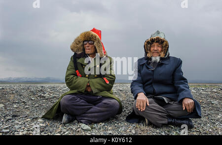 Mongolische Männer auf einem Pferd Rennen konzentriert. Xinjiang. Stockfoto