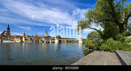 Altstadt von Kitzingen am Main mit der Kirche von St. John, den Turm und die Stadtkirche, Unterfranken, Bayern, Deutschland Stockfoto